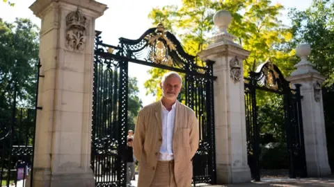 Artist Seeks to Capture Royal's Dignity in Statue