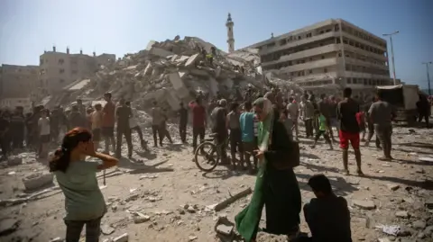 Intensified Artillery Assault Persists in Gaza City