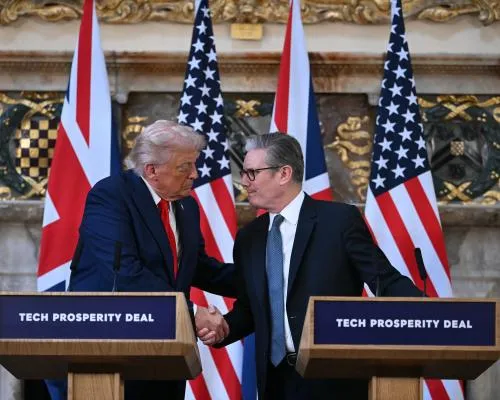 Donald Trump Turns Fire on Vladimir Putin and Commends UK in Joint Appearance with Starmer